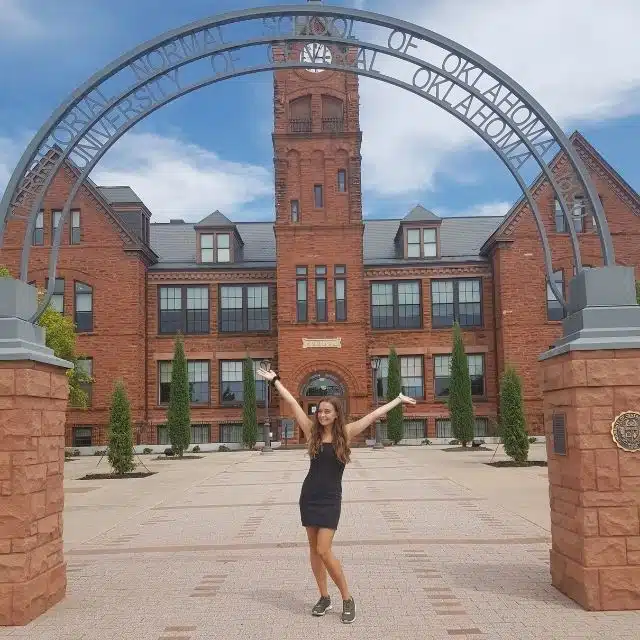 jeune fille au pair qui prend des cours d'anglais aux USA à l'université