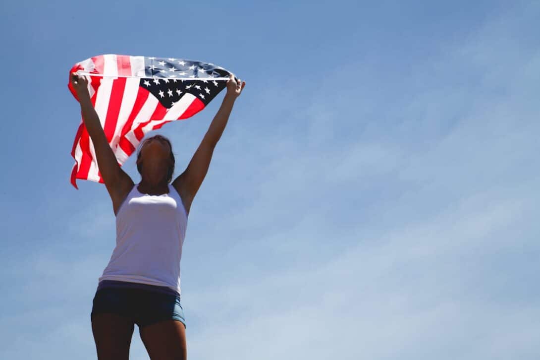 fille au pair aux États-Unis tenant un drapeau américain