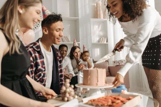 fille au pair organisant l'anniversaire de son host kid avec sa famille d'accueil américaine et leur amis
