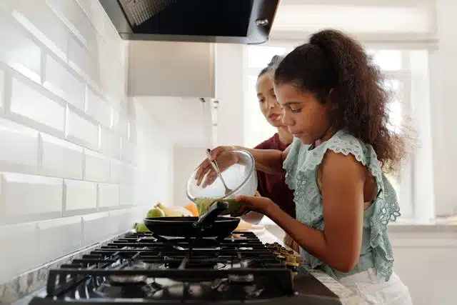 au pair française cuisinant avec sa host kid