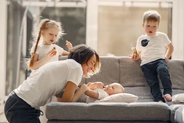 garde d'un bébé dans une fratrie domicile parents
